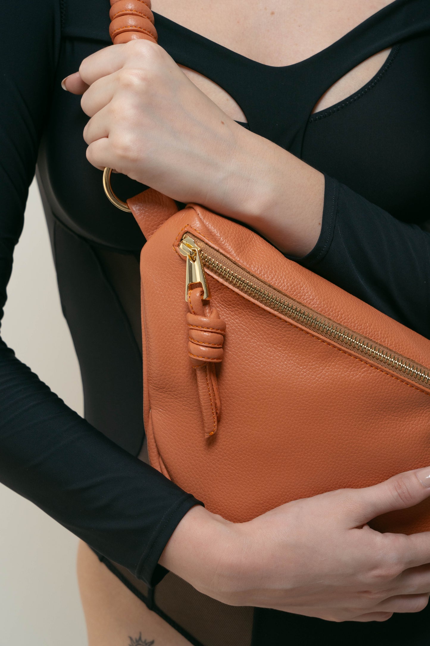 Bolso cruzado Body Bag en cuero resistente color curry con cierre frontal de seguridad