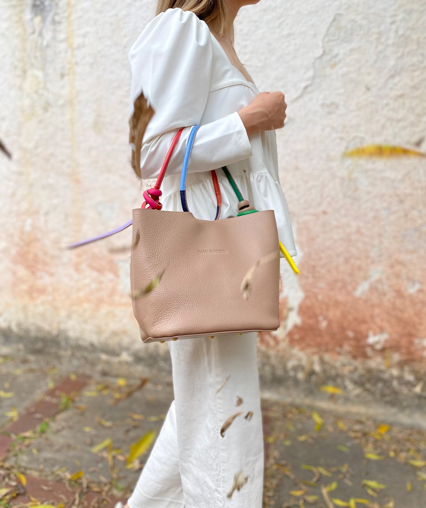 Cartera elegante Queen Bag, estructura rígida de cuero con herrajes metálicos y asa de mano.