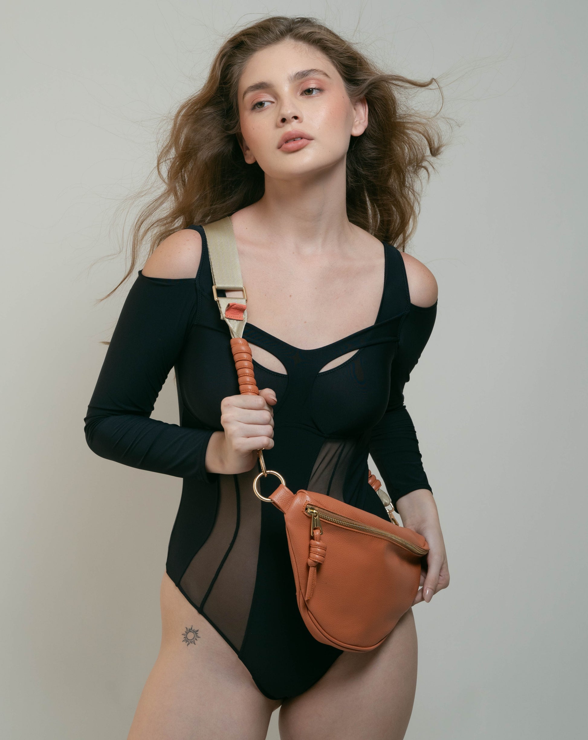 Bolso cruzado Body Bag en cuero resistente color miel con cierre frontal de seguridad 