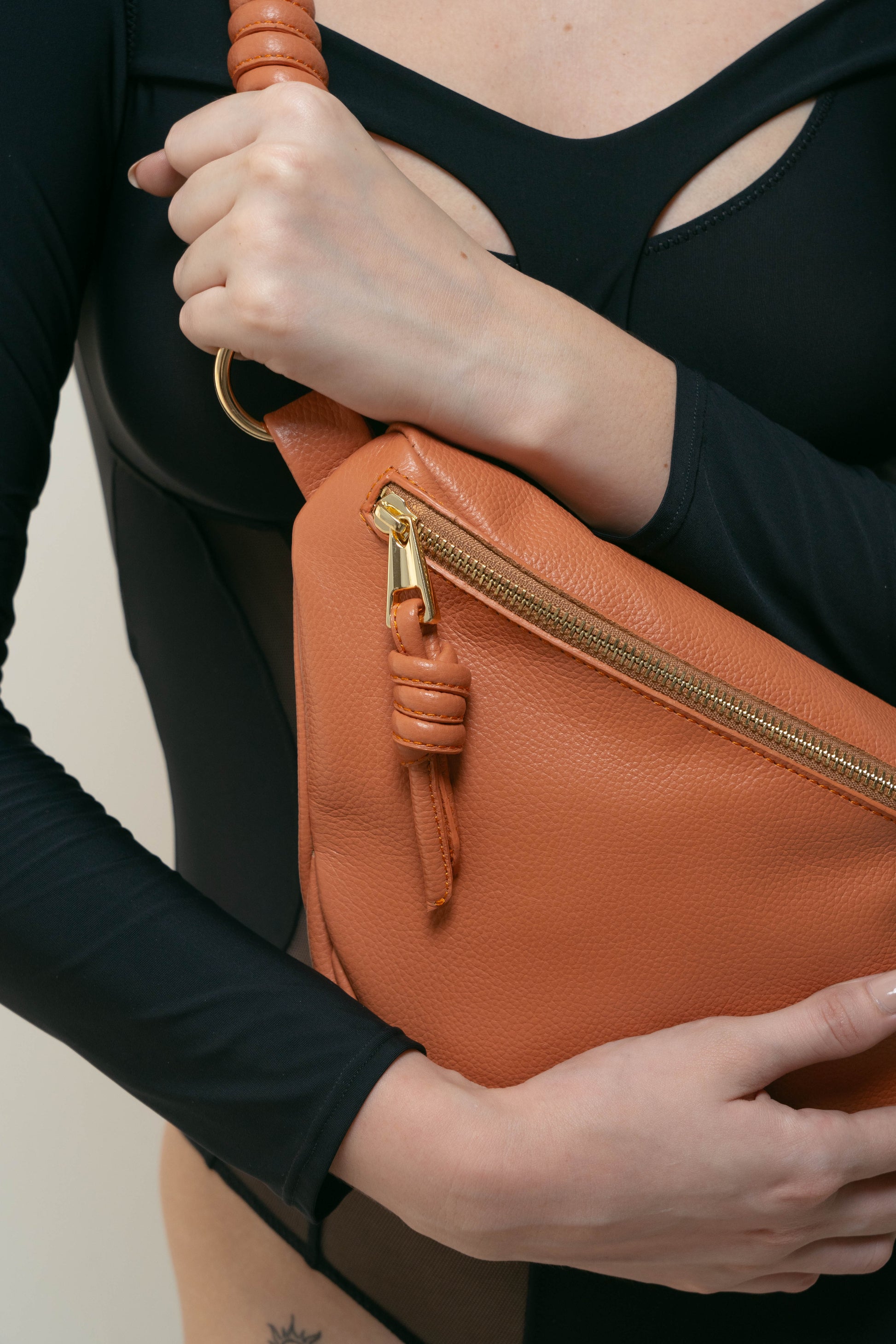 Bolso cruzado Body Bag en cuero resistente color curry con cierre frontal de seguridad