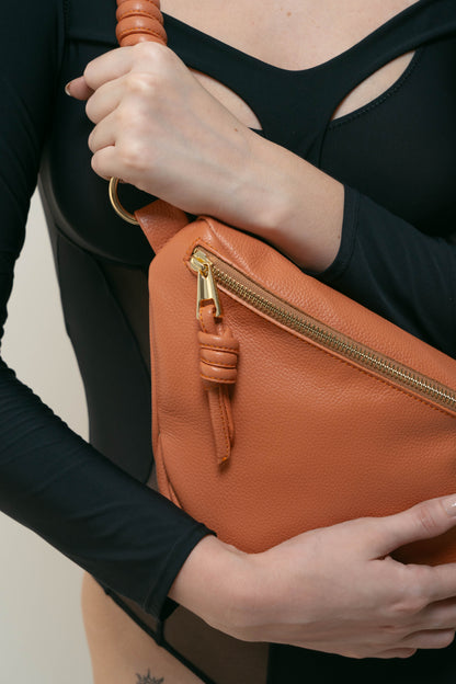 Bolso cruzado Body Bag en cuero resistente color curry con cierre frontal de seguridad