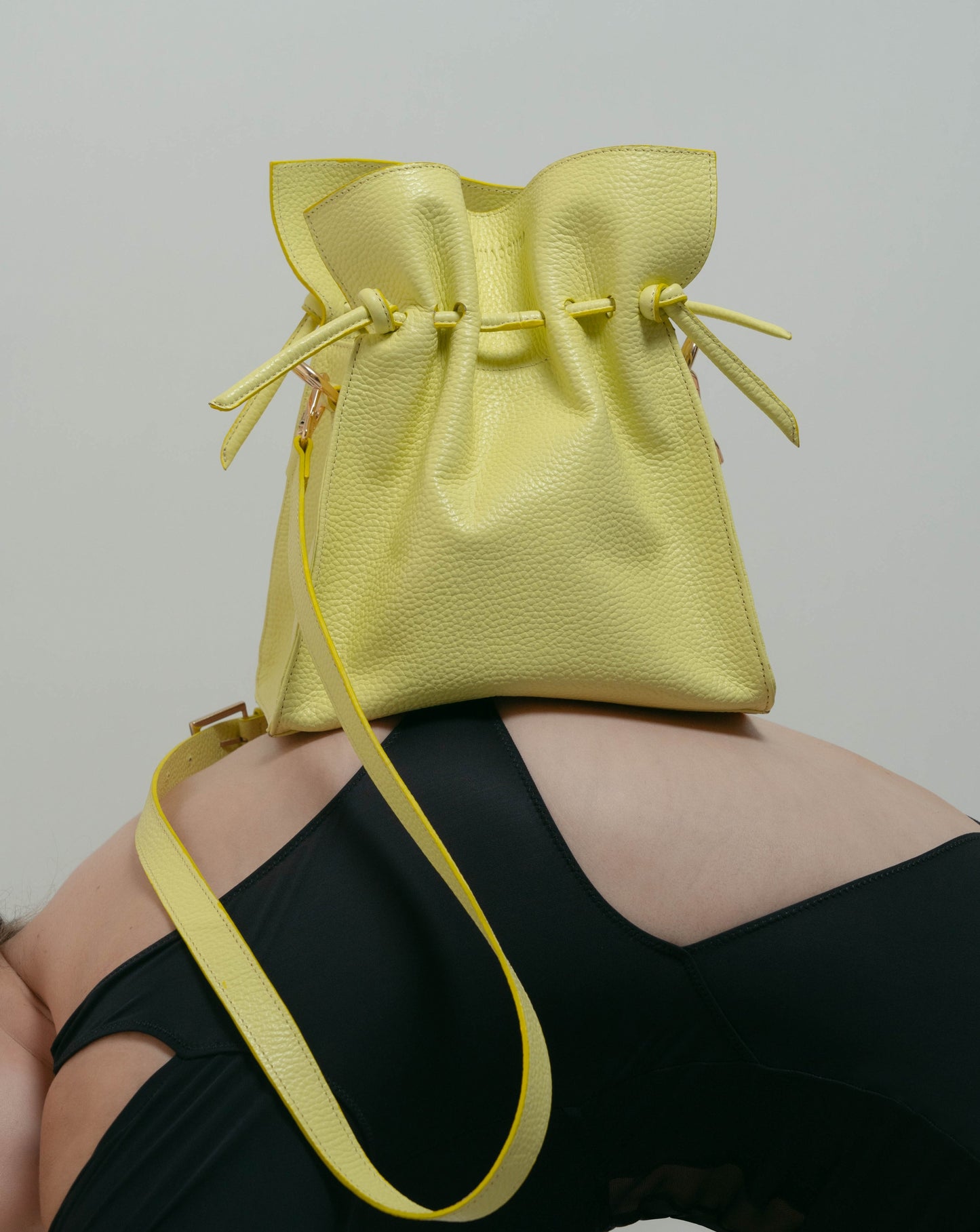 Bolso de hombro Musa Bag diseño rectangular en cuero color verte para uso diario