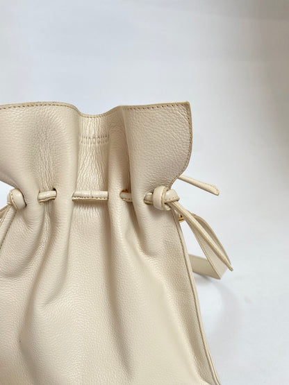 Bolso de hombro Musa Bag diseño rectangular en cuero color concha para uso diario