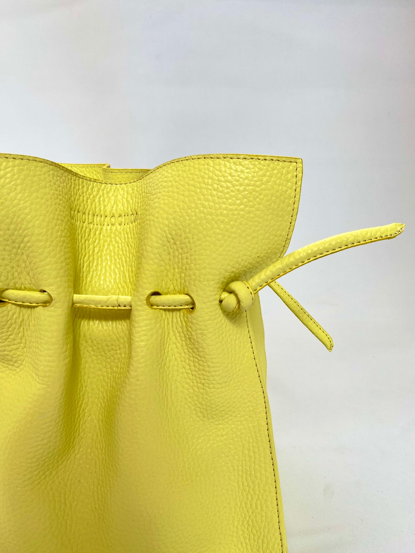 Bolso de hombro Musa Bag diseño rectangular en cuero color lima para uso diario