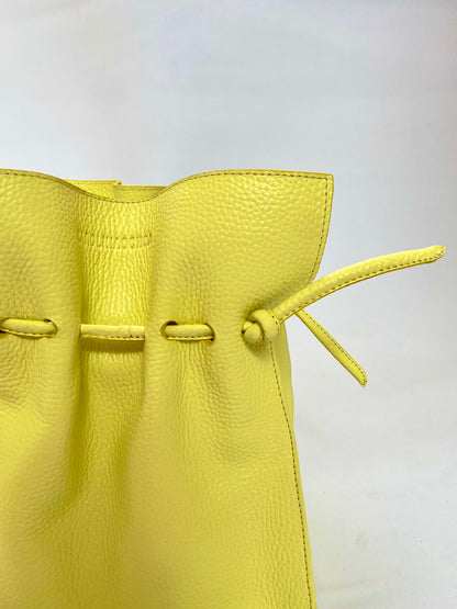 Bolso de hombro Musa Bag diseño rectangular en cuero color lima para uso diario