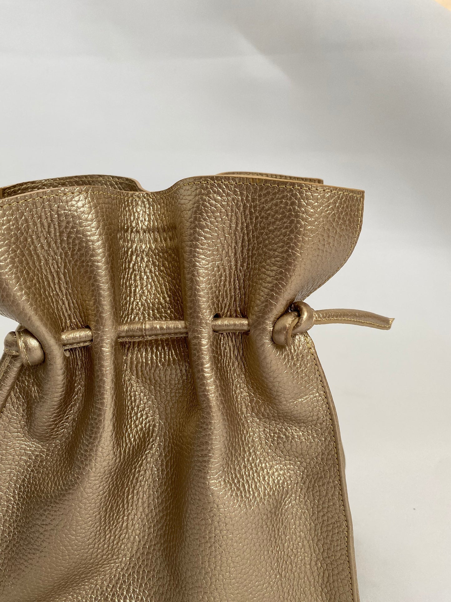 Bolso de hombro Musa Bag diseño rectangular en cuero color metal arena para uso diario