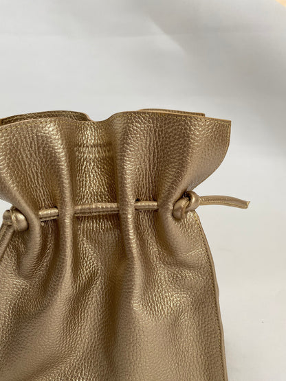 Bolso de hombro Musa Bag diseño rectangular en cuero color metal arena para uso diario