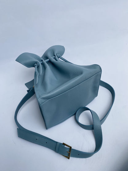 Bolso de hombro Musa Bag diseño rectangular en cuero color azul para uso diario