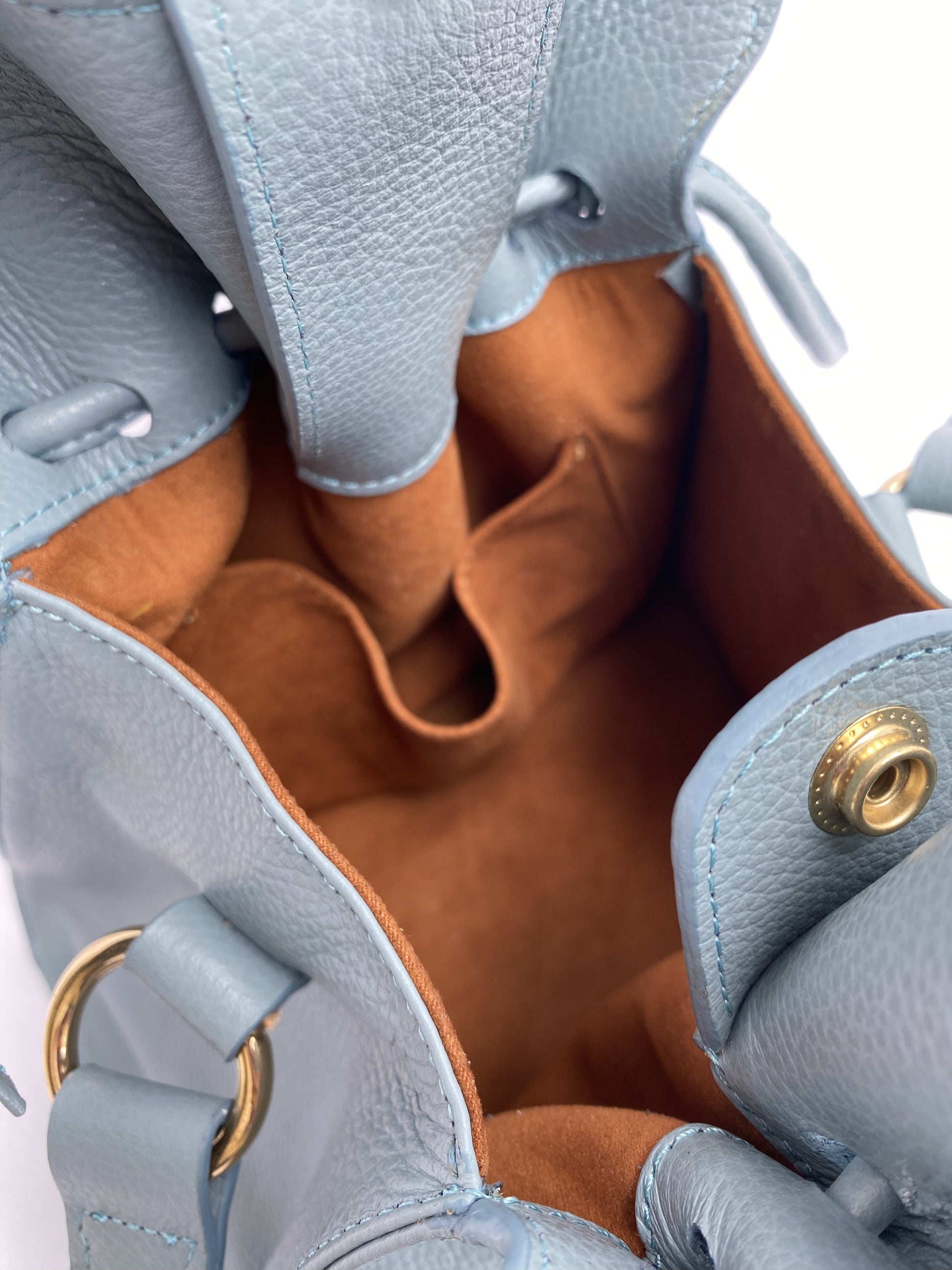 Bolso de hombro Musa Bag diseño rectangular en cuero color azul para uso diario