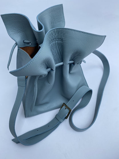 Bolso de hombro Musa Bag diseño rectangular en cuero color azul para uso diario