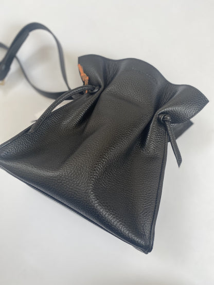 Bolso de hombro Musa Bag diseño rectangular en cuero color negro para uso diario