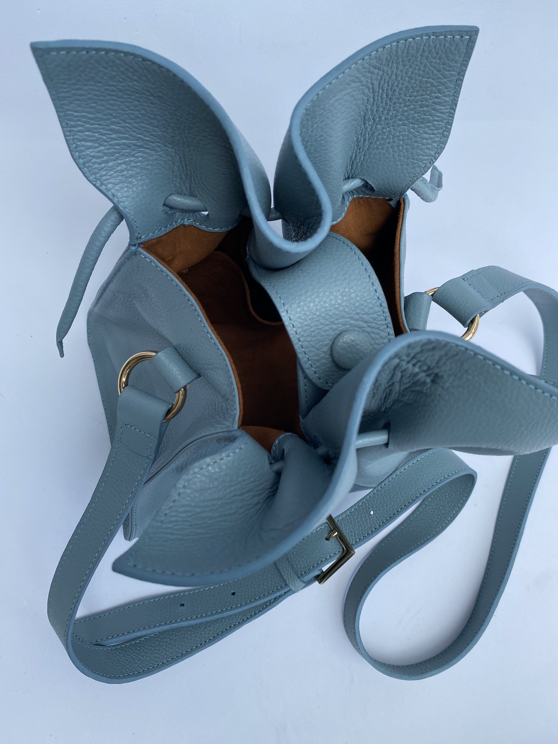 Bolso de hombro Musa Bag diseño rectangular en cuero color azul para uso diario