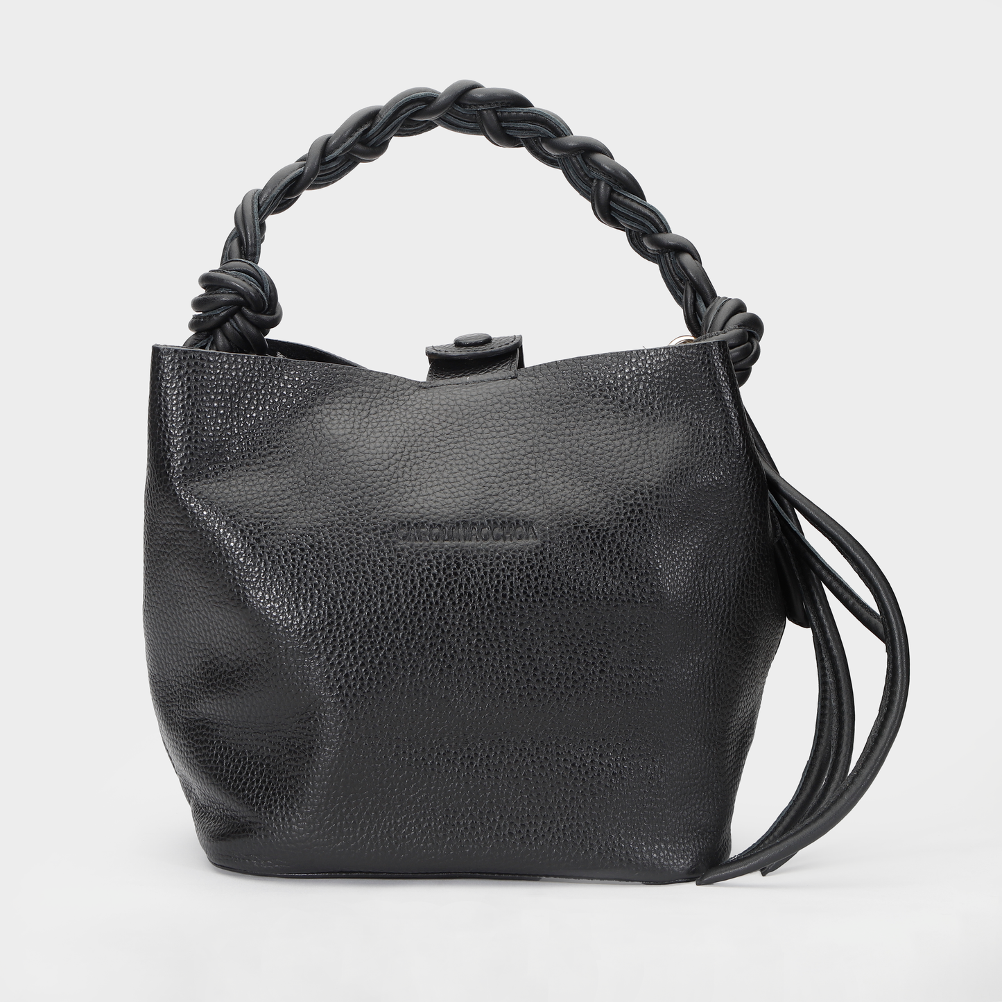 Cartera elegante Queen Bag, estructura rígida de cuero con herrajes metálicos y asa de mano.