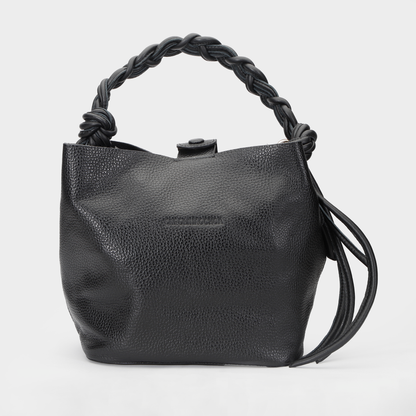 Cartera elegante Queen Bag, estructura rígida de cuero con herrajes metálicos y asa de mano.