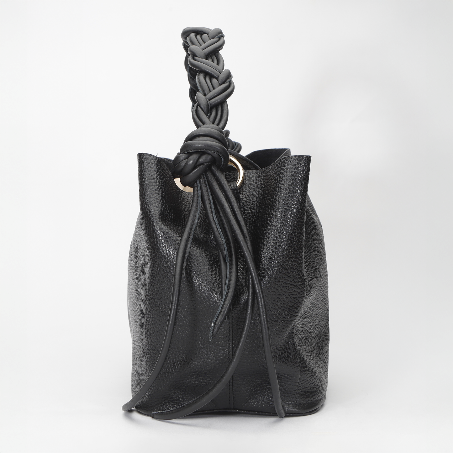 Cartera elegante Queen Bag, estructura rígida de cuero con herrajes metálicos y asa de mano.