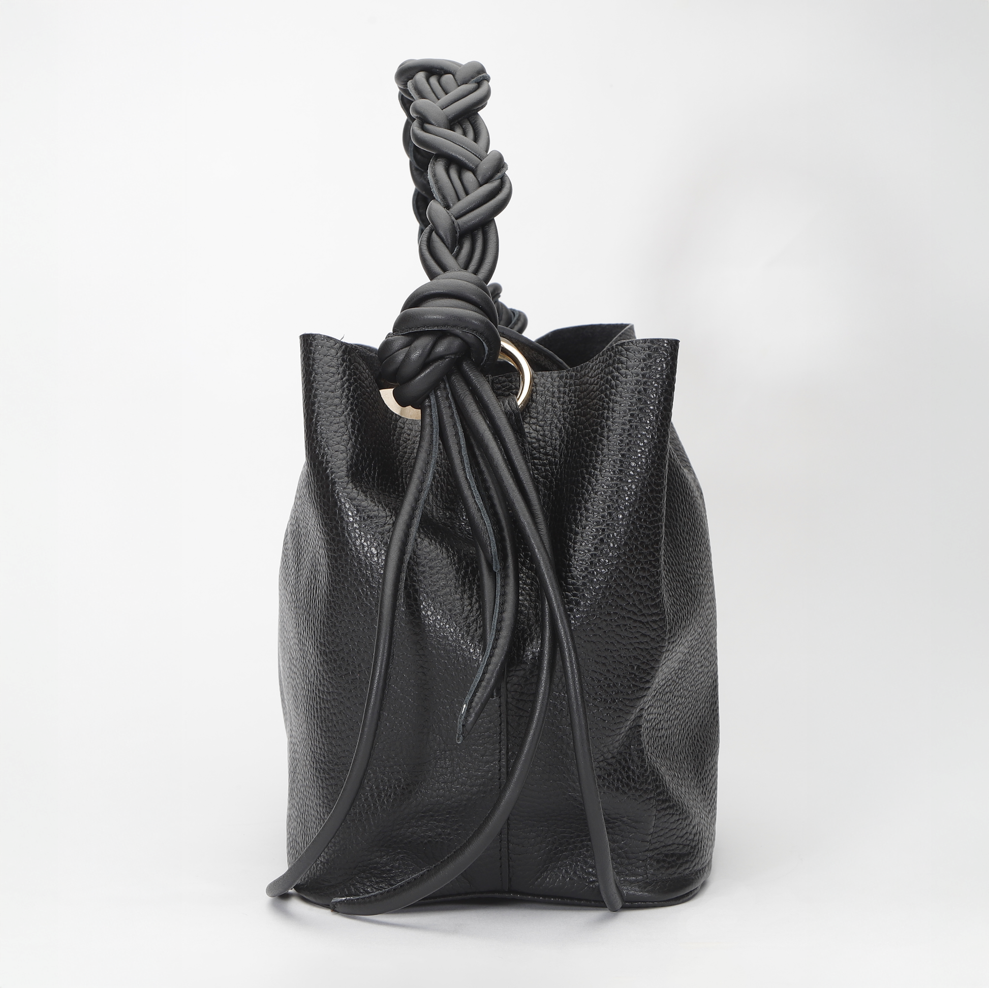 Cartera elegante Queen Bag, estructura rígida de cuero con herrajes metálicos y asa de mano.