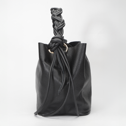 Cartera elegante Queen Bag, estructura rígida de cuero con herrajes metálicos y asa de mano.