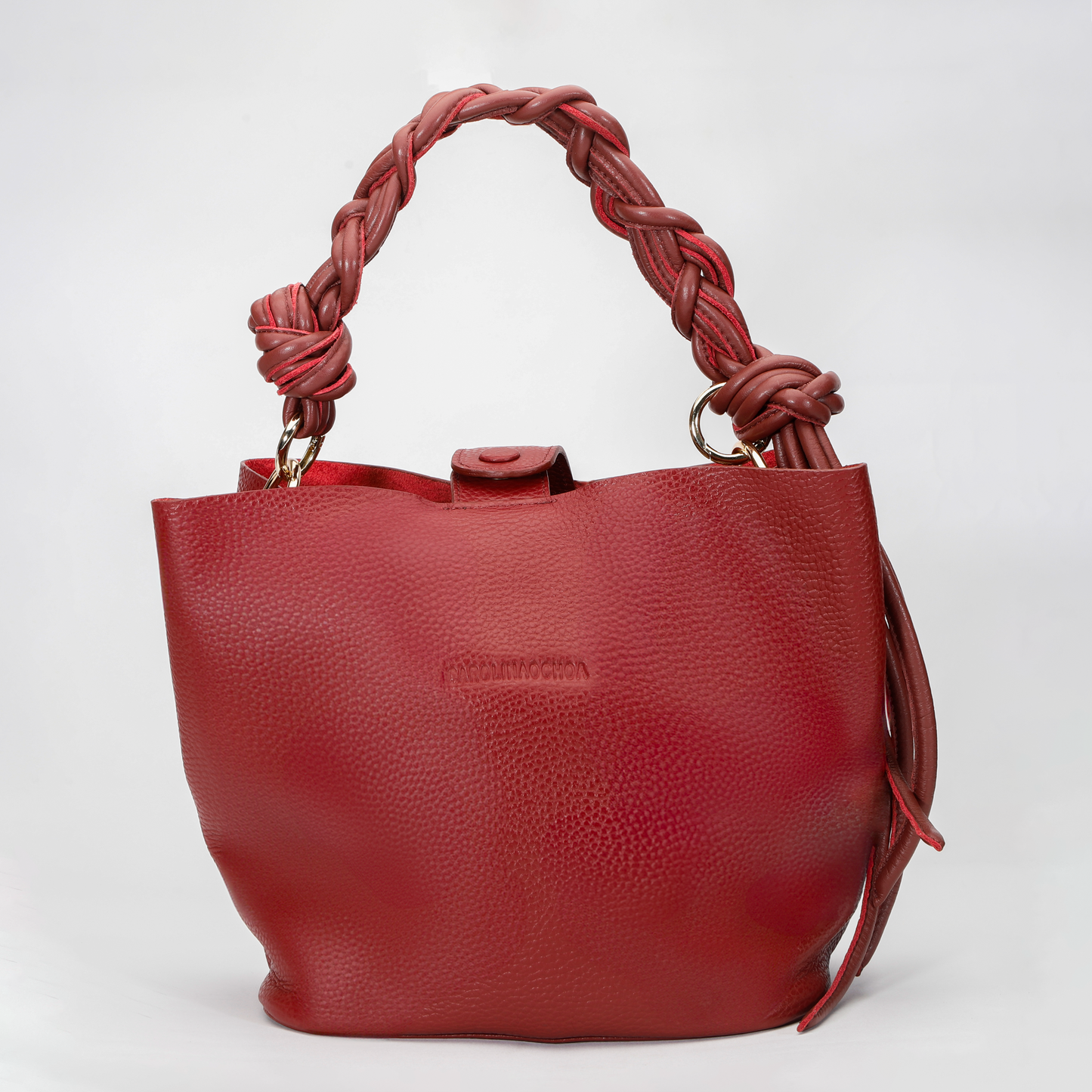 Cartera elegante Queen Bag, estructura rígida de cuero con herrajes metálicos y asa de mano.