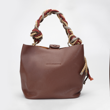 Cartera elegante Queen Bag, estructura rígida de cuero con herrajes metálicos y asa de mano.