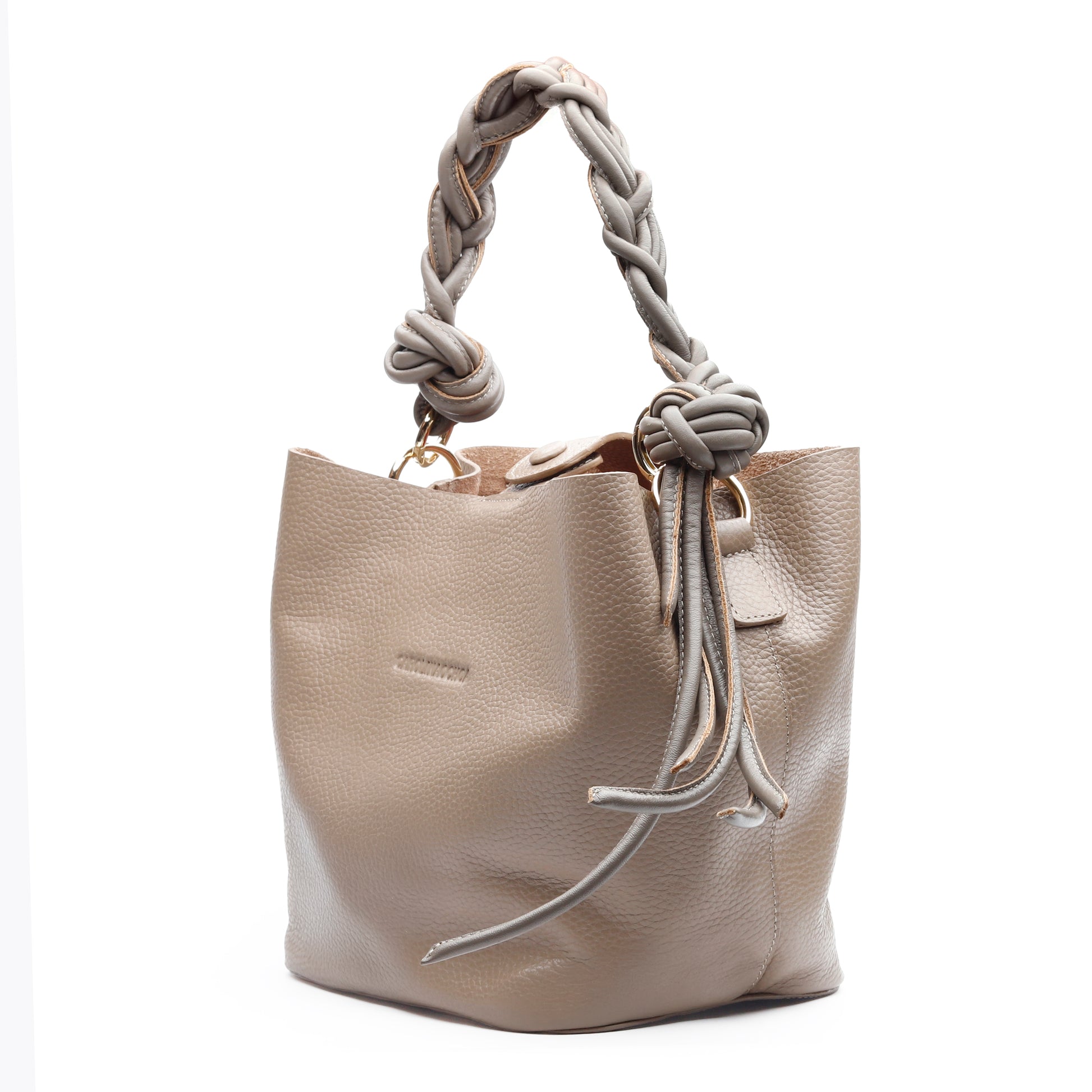 Cartera elegante Queen Bag, estructura rígida de cuero con herrajes metálicos y asa de mano.