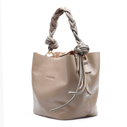 Cartera elegante Queen Bag, estructura rígida de cuero con herrajes metálicos y asa de mano.