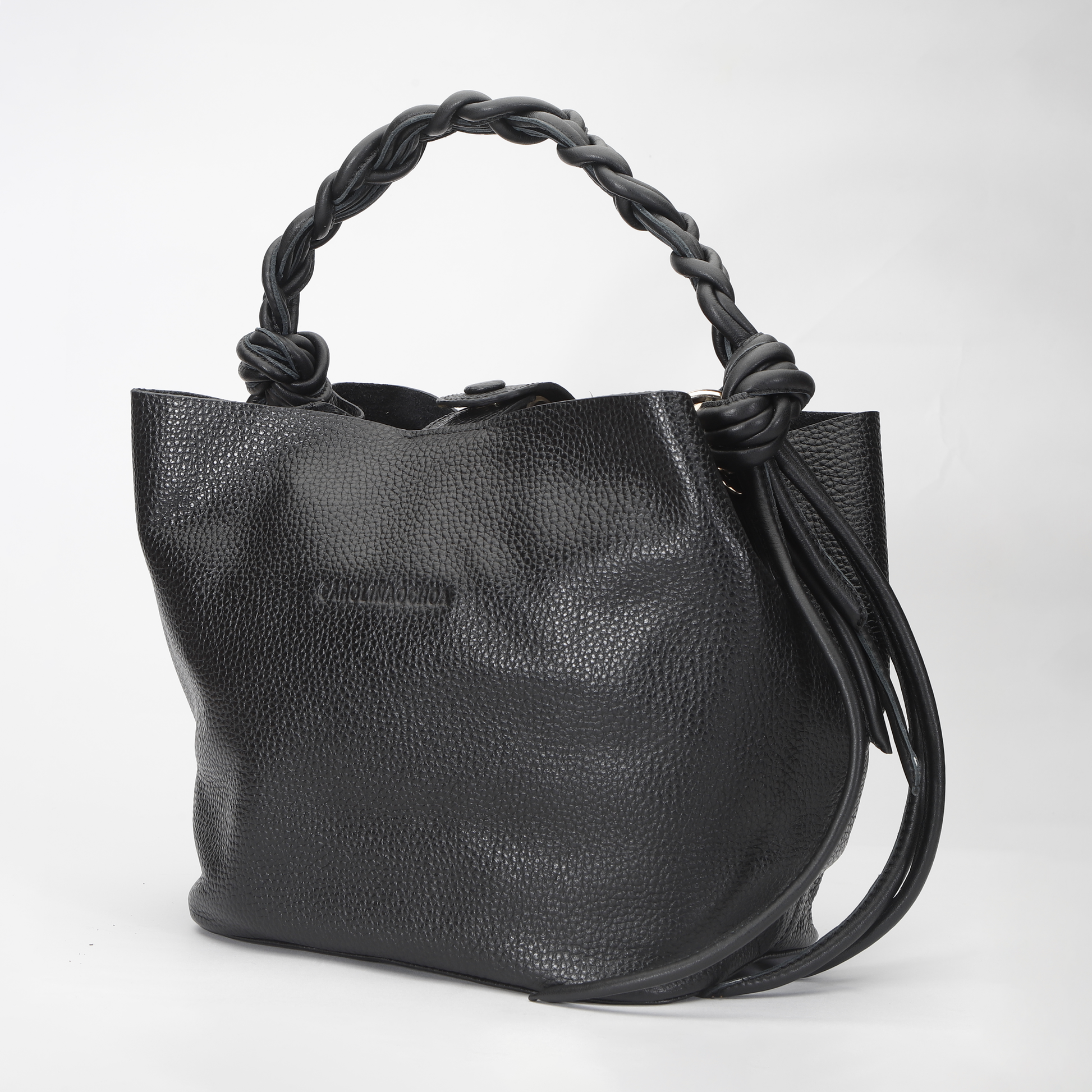 Cartera elegante Queen Bag, estructura rígida de cuero con herrajes metálicos y asa de mano.