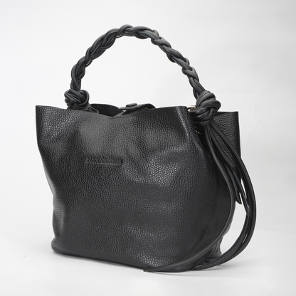 Cartera elegante Queen Bag, estructura rígida de cuero con herrajes metálicos y asa de mano.