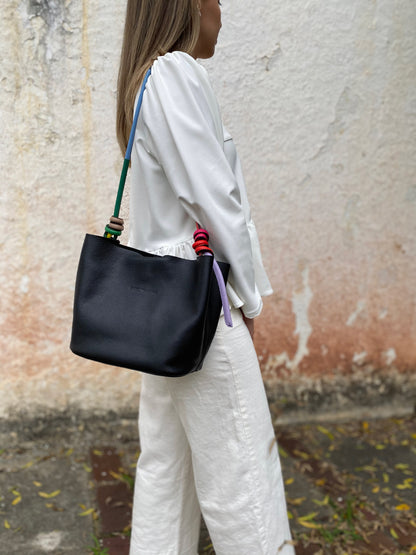 Cartera elegante Queen Bag, estructura rígida de cuero con herrajes metálicos y asa de mano.