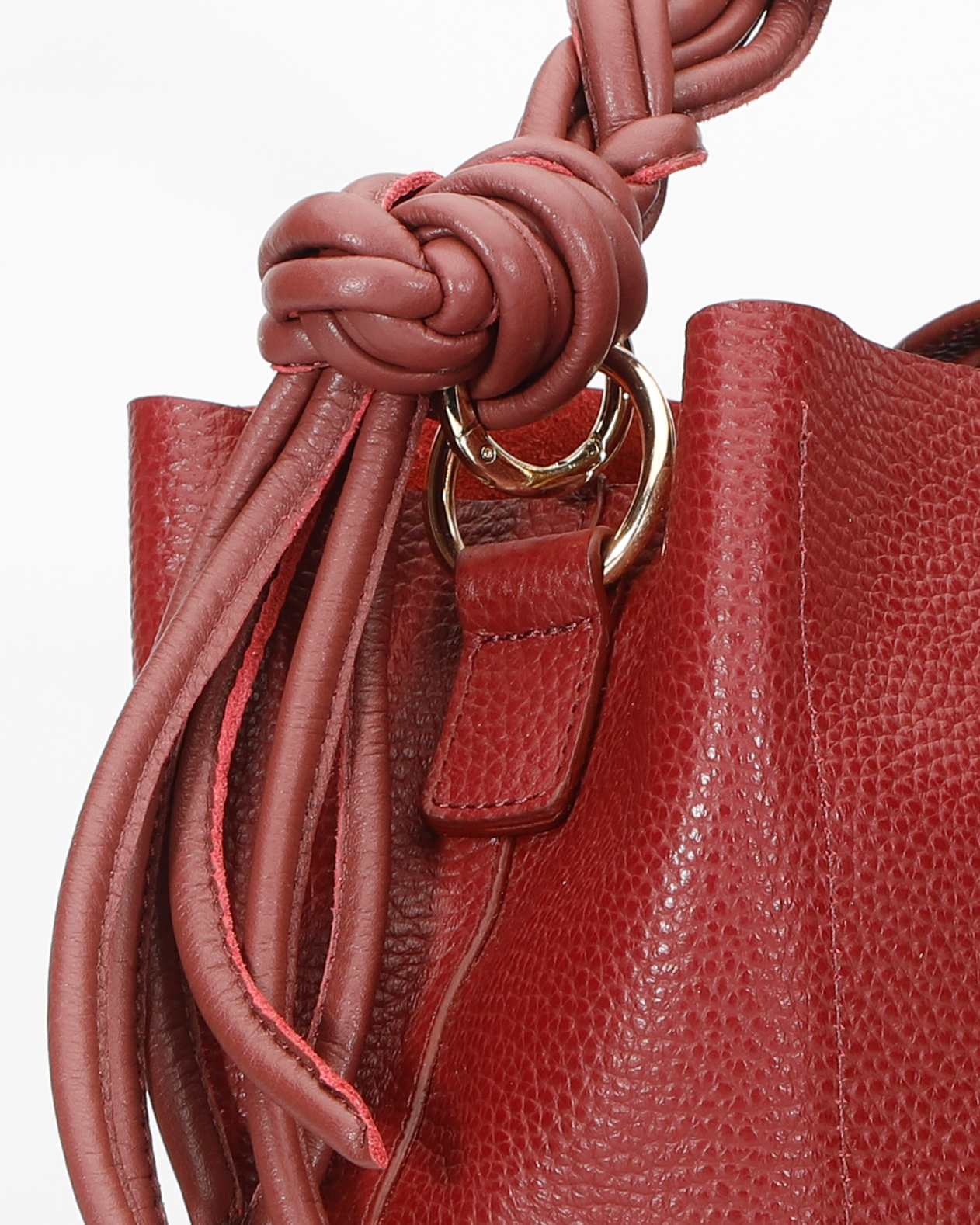 Cartera elegante Queen Bag, estructura rígida de cuero con herrajes metálicos y asa de mano.