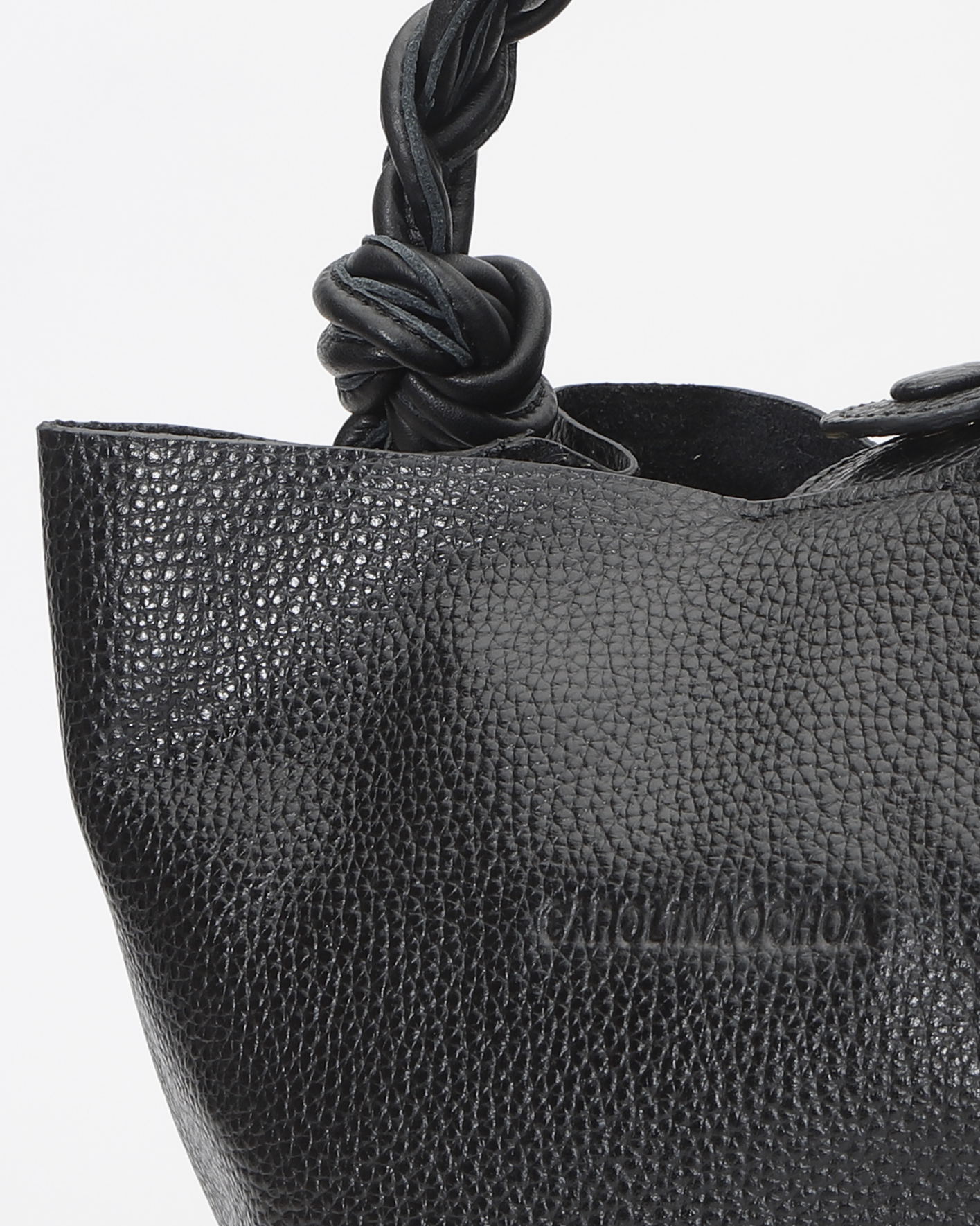 Cartera elegante Queen Bag, estructura rígida de cuero con herrajes metálicos y asa de mano.