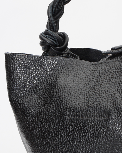 Cartera elegante Queen Bag, estructura rígida de cuero con herrajes metálicos y asa de mano.