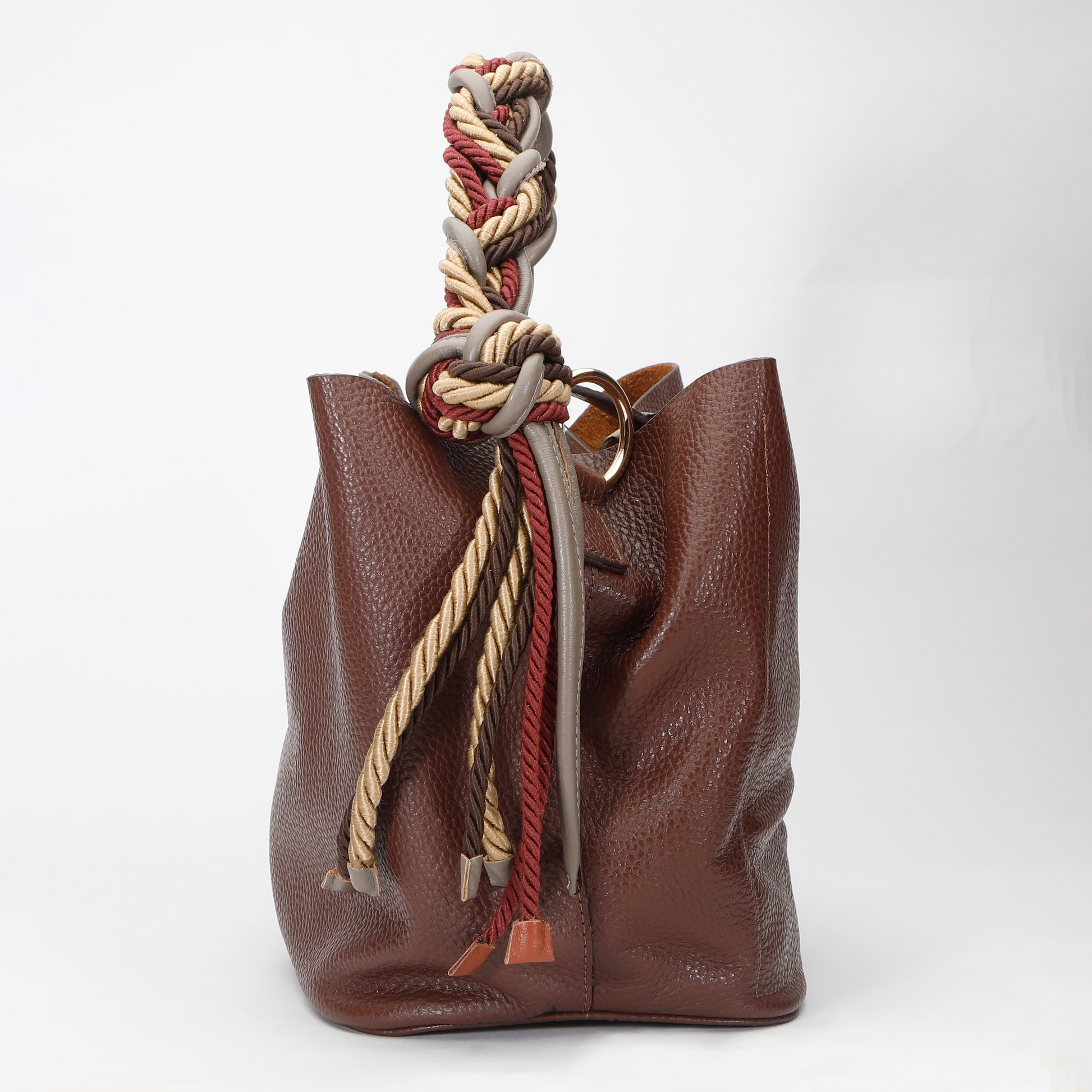 Cartera elegante Queen Bag, estructura rígida de cuero con herrajes metálicos y asa de mano.