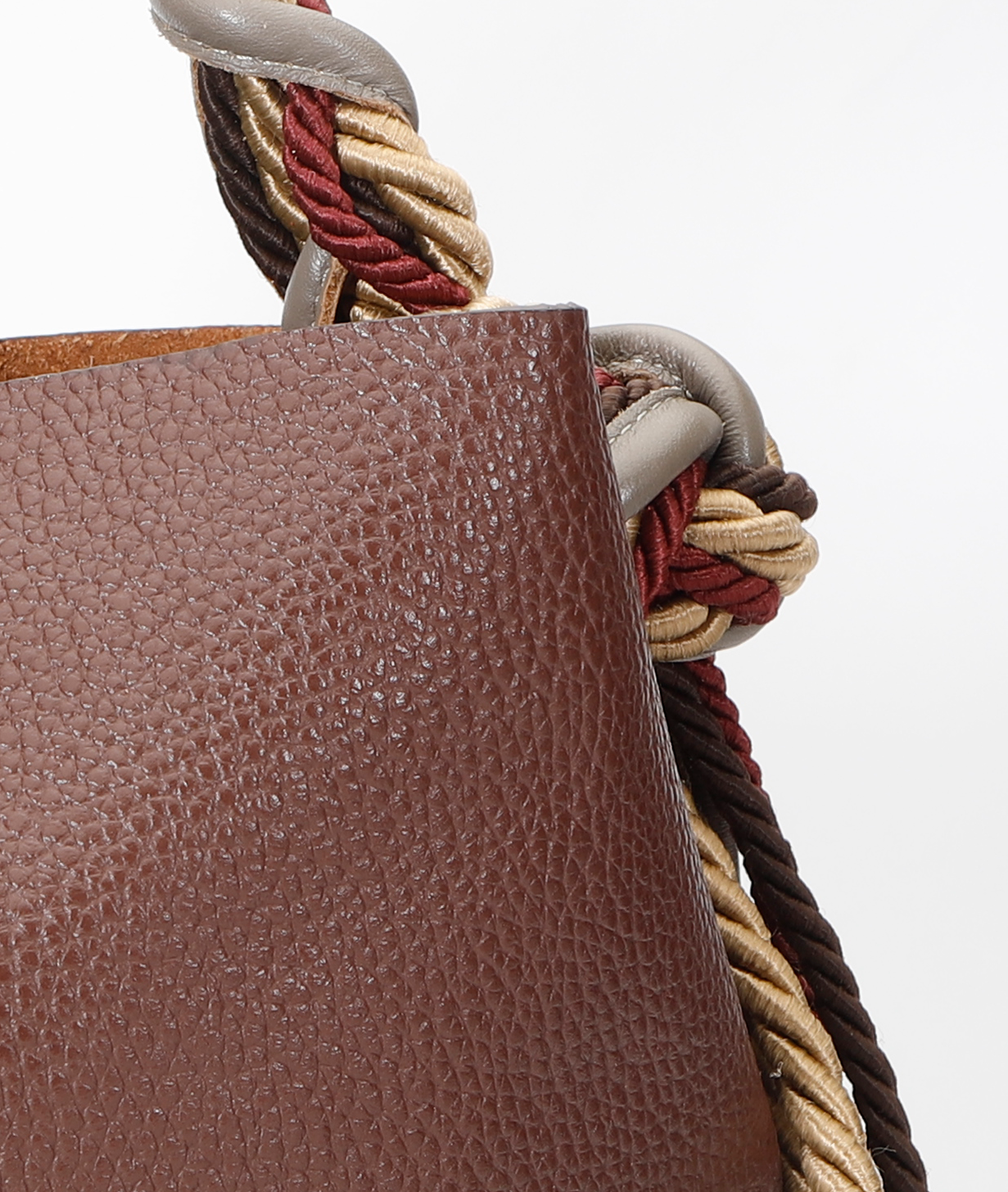 Cartera elegante Queen Bag, estructura rígida de cuero con herrajes metálicos y asa de mano.