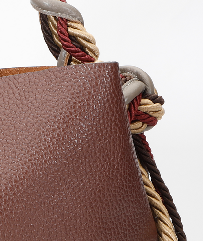 Cartera elegante Queen Bag, estructura rígida de cuero con herrajes metálicos y asa de mano.